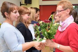 Die stellvertretende Pflegedirektorin Evelyn Voigt überreichte den Absolventen ihre Zeugnisse. Für sie beginnt in diesen Tagen der Arbeitsalltag am Universitätsklinikums Jena. (Foto: UKJ)