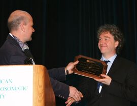Preisübergabe in den USA: Prof. Dr. Karl-Jürgen Bär (r.) erhält den „Paul D. MacLean Award“. (Foto: UKJ)