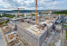 Blick auf die Baustelle: Die „José Carreras Stammzelltransplantationseinheit“ wird in den Neubau des zweiten Bauabschnittes des Universitätsklinikums Jena (UKJ) integriert. Der Kooperationsvertrag wird beim Richtfest am 11. November auf der Baustelle übergeben. Foto: UKJ/Szabo.