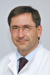 Prof. Dr. James F. Beck,  Direktor der Klinik für Kinder- und Jugendmedizin am UKJ. Foto: UKJ