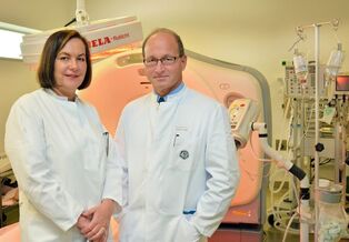 Prof. Dr. Felicitas Eckoldt, Direktorin der Klinik für Kinderchirurgie am UKJ und Prof. Dr. Dr. Gunther Hofmann, Direktor der Klinik für Unfall-, Hand- und Wiederherstellungschirurgie am UKJ, haben das neue Kompetenzzentrum initiiert. . An der Klinik für Kinderchirurgie des UKJ werden jährlich ca. 900 Kinder nach Schul- und Kindergartenunfällen ambulant und stationär behandelt. Foto: UKJ/Szabo