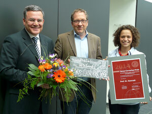 Hannah Wachter von der Fachschaft Medizin (r.) und PD Dr. Michael Kiehntopf (l.) vom Förderverein des Jenaer Uniklinikums übergaben den Janus-Cornarius-Lehrpreis an Prof. Dr. Thomas Kamradt. Foto: vdG/UKJ