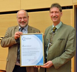 Doppelte Freude: Prof. Dr. Ekkehard Schleußner, Direktor der Geburtshilfe (links), und Prof. Hans Proquitté, Leiter der Neonatologie und Pädiatrischen Intensivmedizin, konnten das Qualitätssiegel am vergangenen Sonnabend entgegennehmen. Das UKJ ist deutschlandweit erst die vierte Klinik mit dieser Auszeichnung. Foto: UKJ/Szabo.