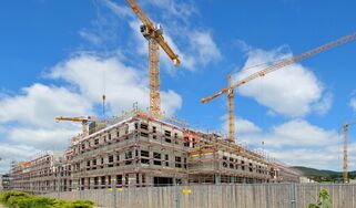 Die Arbeiten für den zweiten Bauabschnitt des UKJ  liegen im Zeitplan. Auf der Baustelle am Standort Lobeda entstehen auf rund 50.000 Quadratmetern Nutzfläche neue Gebäudekomplexe mit Platz für 15 Kliniken und Institute. Im Oktober 2013 wurde der Grundstein für das Bauprojekt gelegt. Es zählt zu den größten Krankenhausneubauten in Deutschland. Foto: UKJ/Szabo