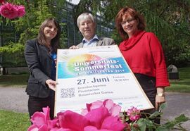 Rektor Prof. Dr. Klaus Dicke sowie Sandra Hillesheim (l.) und Susanne Reichelt (r.) vom Organisationsteam laden herzlich zum Sommerfest der Universität Jena am 27. Juni 2014 ein. (Foto: Jan-Peter Kasper/FSU)