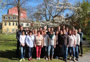 Die Baumpaten vom Team der Klinik für Nuklearmedizin vor dem Magnolienbaum in Schillers Garten. Foto: UKJ