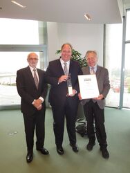 Staatsminister Dr. Helge Braun erhält den Global Sepsis Award 2015 (v.l.: Ray Schachter, Vorsitzender der Jury; Staatsminister Dr. Helge Braun; Prof. Konrad Reinhart, Chairman GSA). Foto: GSA