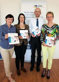 Stellten die neue Broschüre zur Gesundheitswirtschaft vor: Angelika Stenzel (JenaWirtschaft), Prof. Dr. Heike Kraußlach (Prorektorin für Forschung und Entwicklung, Ernst-Abbe-Hochschule Jena), Wilfried Röpke (Geschäftsführer JenaWirtschaft) und Evelyn Voigt (stellvertretende Pflegedirektorin Uniklinikum Jena) (v.l.n.r.), Foto:JenaWirtschaft