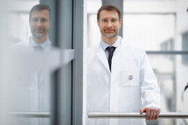 Prof. Mathias Pletz vom Universitätsklinikum Jena (UKJ) ist für weitere drei Jahre in den Influenza-Beirat des Robert-Koch-Instituts berufen worden. Foto: Anna Schroll / UKJ