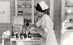 Eine Schwester der Chirurgischen Klinik in der Bachstraße am Verbandswagen im Stationszimmer (private Sammlung ehemaliger Mitarbeiter der Chirurgischen Klinik).