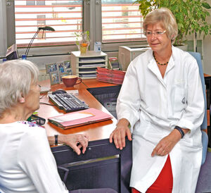 Die Osteologin PD Dr. Gabriele Lehmann (r.) betreut Patienten mit Knochenerkrankungen am Uniklinikum Jena, das jetzt als osteologischen Studienzentrum anerkannt wurde. Foto: M.Schacke/UKJ.