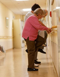 Anti-Sturz-Therapie in der Klinik für Geriatrie. Neben Bewegungs- und Koordinationsübungen trainieren die Patienten auch den Umgang mit Gehstützen und anderen Hilfsmitteln. (Foto: Schroll)