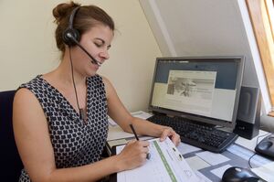 Die Jenaer Psychologin Denise Schinköthe bei einer telefonischen Beratung im Rahmen des Projekts „Telefonische Therapie von Angehörigen von De¬menz¬kranken“ (Tele.TAnDem).  (Foto: Jürgen Scheere/FSU)