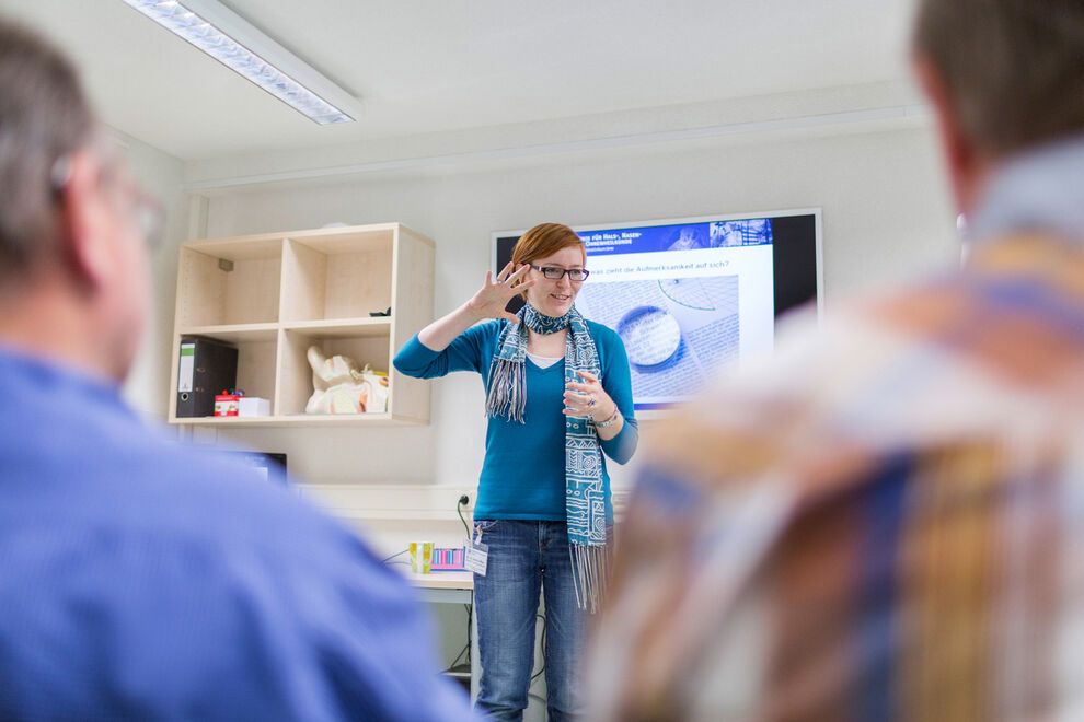 Dr. phil. Daniela Ivansic leitet das Tinnitus-Zentrum Jena. Foto: UKJ/ Schroll