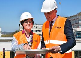 Wissenschaftsminister Wolfgang Tiefensee und Dr. Karen Treuter, Leiterin des Geschäftsbereichs Neubau am UKJ, beim Rundgang über die Baustelle. Foto: UKJ/Szabo