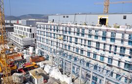 Einige Teile des Baugerüsts sind bereits abgebaut (links) und geben den Blick auf die Fassade des neuen Universitätsklinikums frei. Foto: UKJ/Grau.