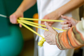 Die Patienten der geriatrischen Tagesklinik erhalten eine komplexe Therapie, die sie zum Schutz vor neuerlichen Stürzen nicht nur körperlich mobilisieren, sondern ihnen auch die Angst vorm Hinfallen nehmen soll. Foto: Anna Schroll