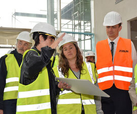 Thüringens Gesundheitsministerin Heike Werner ( 2.v.r.) besuchte heute (17. August) die Baustelle am Universitätsklinikum Jena (UKJ), rechts im Bild Dr. Jens Maschmann, Medizinischer Vorstand am UKJ. Foto: UKJ/Grau 