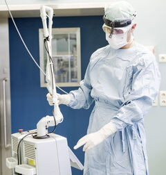 Mandel-Operationen bei Kindern sind häufig. Am UKJ setzen die Experten der HNO-Klinik bei Teilentfernungen Laserlicht ein. Foto: UKJ/Schroll