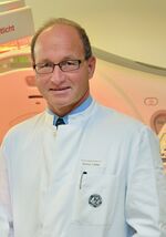 Prof. Dr. Dr. Gunther Hofmann, Direktor der Klinik für Unfall-, Hand- und Wiederherstellungschirurgie. Foto: UKJ