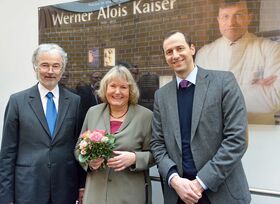 Prof. Dr. Klaus Benndorf, Wissenschaftlicher Vorstand des UKJ, Ursula Kaiser, Witwe des 2013 verstorbenen Prof. Werner Kaiser, und Prof. Dr. Ulf Teichgräber, Direktor der Radiologie am UKJ (v.l.), enthüllten das neue Namensschild für das „Werner-Kaiser MRT-Forschungszentrum“ in Jena. Foto: Szabo