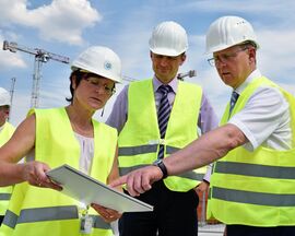 Thüringens Ministerpräsident Bodo Ramelow, Dr. Jens Maschmann, Medizinischer Vorstand am UKJ und Dr. Karen Treuter, Leiterin des Geschäftsbereichs Neubau am UKJ (v.r.) beim Rundgang über die Baustelle. (Foto: UKJ / Szabó)