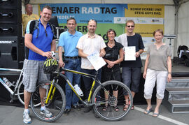 Lars Lentvoigt, Holger Stein, Christoph Sieland, Sylvie Mauduit, Christoph Schack und Christiane Adami (v.l.) nahmen stellvertretend für das UKJ-Team die Siegerurkunde entgegen. Foto: UKJ.