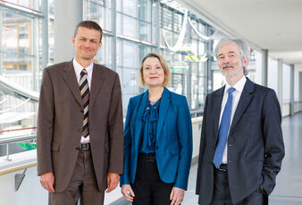 Der Vorstand des Universitätsklinikums Jena, v. l.: Dr. Jens Maschmann, Medizinischer Vorstand, Dr. Brunhilde Seidel-Kwem, Kaufmännischer Vorstand und Sprecherin des Vorstandes, Prof. Dr. Klaus Benndorf, Dekan der Medizinischen Fakultät und Wissenschaftlicher Vorstand.    