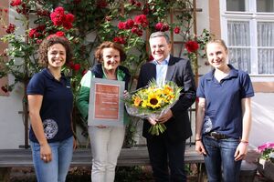 Hannah Wachter (l.) und Marleen Kissel (r.) von der Fachschaft Medizin und Fördervereinsvorsitzender PD Dr. Michael Kiehntopf (3.v.l.) gratulieren Dr. Rosemarie Fröber zum Lehrpreis 2016. Foto: Michael Hönisch/ Fachschaft