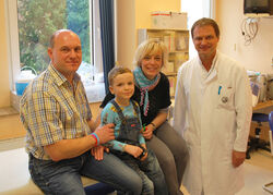 Prof. Dr. Bernd Gruhn (re.), Oberarzt an der Klinik für Kinder- und Jugendmedizin am UKJ, behandelte Fredrik mit der neuen Antikörpertherapie. Foto. UKJ/ Böttner