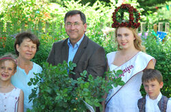 Die Rosenkönigin Maria Steinert überreicht dem Direktor der Kinderklinik, Prof. Dr. James Beck, und Claudia Schwartz-Hölbing eine Strauchrose. Mit zum königlichen Gefolge gehören Anna-Lena und Leevi, beide 8 Jahre. Foto: Laman Ahmadova