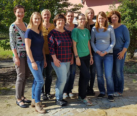 Das Team der Tagesklinik führt am 30. November durch die Räumlichkeiten und informiert die Besucher. (Foto: UKJ/Szabó)