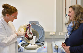 Dr. rer. nat. Christina Weinigel, Leiterin der Herstellung am IKTJ (l.), erklärte Ministerin Werner (r.), was in den Zentrifugen der Transfusionsmedizin passiert.