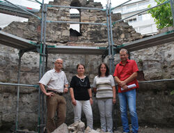 Matthias Rupp, Denkmalschutzbehörde der Stadt Jena, Birgit Gerdes (Team Stadtumbau, Stadt Jena), Gisela Weisner (UKJ) und Dr. Christian Graudenz, Projektleiter am UKJ (v.l.), freuen sich über den Start der Sanierung. Foto: UKJ/Dreising