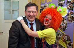 Prof. Dr. James F. Beck, Direktor der Klinik für Kinder- und Jugendmedizin am UKJ, freut sich über die gute Zusammenarbeit mit Klinikclown Knuddel. Foto: UKJ/Böttner