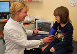 Privat-Dozentin Dr. Ulrike John bei einer Untersuchung in der UKJ-Kinderklinik. Die Medizinerin leitet den Arbeitsbereich „Pädiatrische Nephrologie“ (Kinder-Nierenerkrankungen) der Klinik. Foto: UKJ/Böttner.