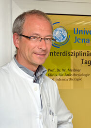 Apl. Prof. Dr. Winfried Meißner, Leiter der Sektion Schmerztherapie der Klinik für Anästhesiologie und Intensivmedizin am Universitätsklinikum Jena (UKJ), informiert in der Jenaer Abendvorlesung über chronische Schmerzen. (Foto: UKJ/Szabó)