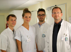 Anja Sophie Gabler hat ihre Forschungsergebnisse zusammen mit Dr. Thomas Winkens (li.), Christian Kühnel und Privatdozent Dr. Martin Freesmeyer (re.) publiziert. Foto: UKJ