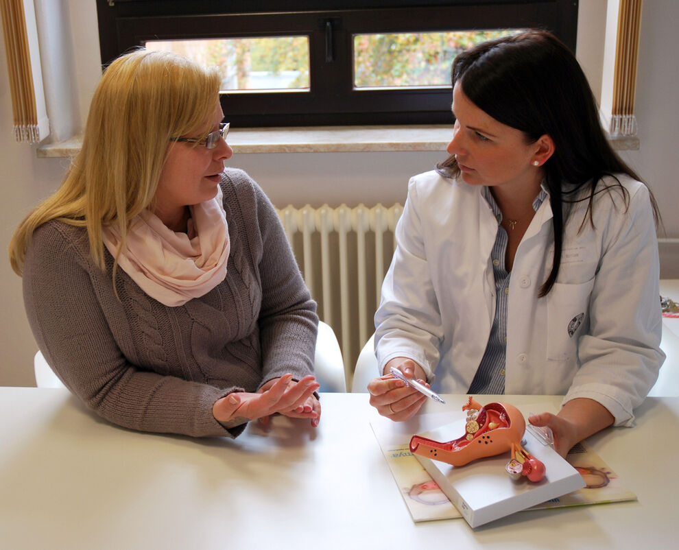 Auf dem Foto abgebildet sind eine Patientin und Dr. med. Kristin Nicolaus. Foto: UKJ Emmerich