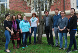 Das Team der Psychosomatischen und Psychoonkologischen Tagesklinik am UKJ um Prof. Dr. Bernhard Strauß (4. v.r.), Direktor des Institutes für Psychosoziale Medizin und Psychotherapie, und Dr. Wolf Greiner (3. v.r.), der als Oberarzt die Tagesklinik leitet. Foto: UKJ/ Emmerich