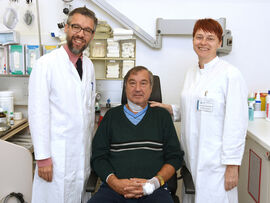 Prof. Orlando Guntinas-Lichius, Direktor der HNO-Klinik am UKJ (links) und Oberärztin Dr. Gerlind Schneider von der HNO-Klinik implantierten erstmals in Thüringen einen Zungenschrittmacher bei Patient Wolfgang Manz. Foto: UKJ