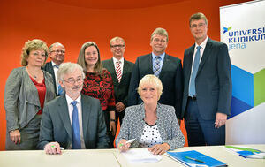 Nach Vertragsabschluss: Monika Engmann, TMWWDG, Dr. Ulrich Grolik, Prof. Dr. Klaus Benndorf, Ministerin Heike Werner, Dr. Klaus Schäfer, Renate Müller, Klaus-Richard Bergmann, Klaus Marsch (v.l.). Foto: M. Szabo/ UKJ