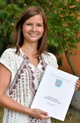 Kinderkrankenpflegerin Victoria Stark hat ihre Ausbildung als Jahrgangsbeste abgeschlossen. (Foto: UKJ/Szabó)