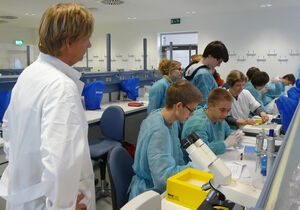 Dr. Christian Beetz und Kerstin Stein betreuten die Schüler im Forschungszentrum. Foto: UKJ