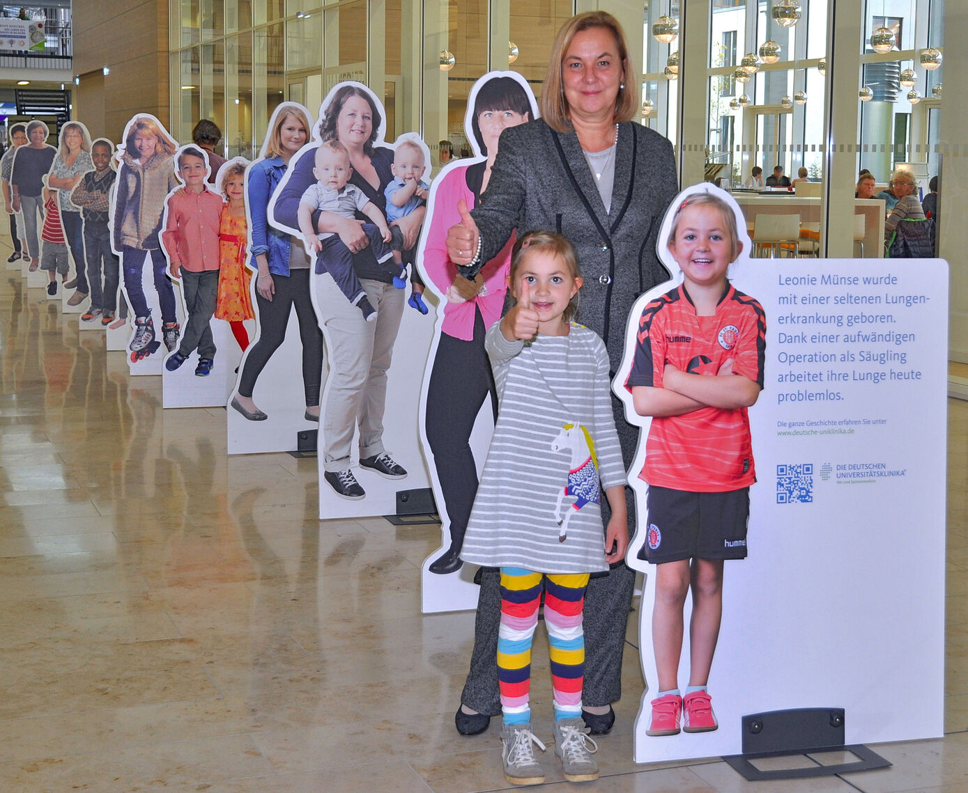 Leonie Münse hat die Ausstellung in der Magistrale des Klinikums zusammen mit der Direktorin der Klinik für Kinderchirurgie am Universitätsklinikum Jena, Prof. Felicitas Eckoldt, eröffnet. Foto: UKJ/Schacke