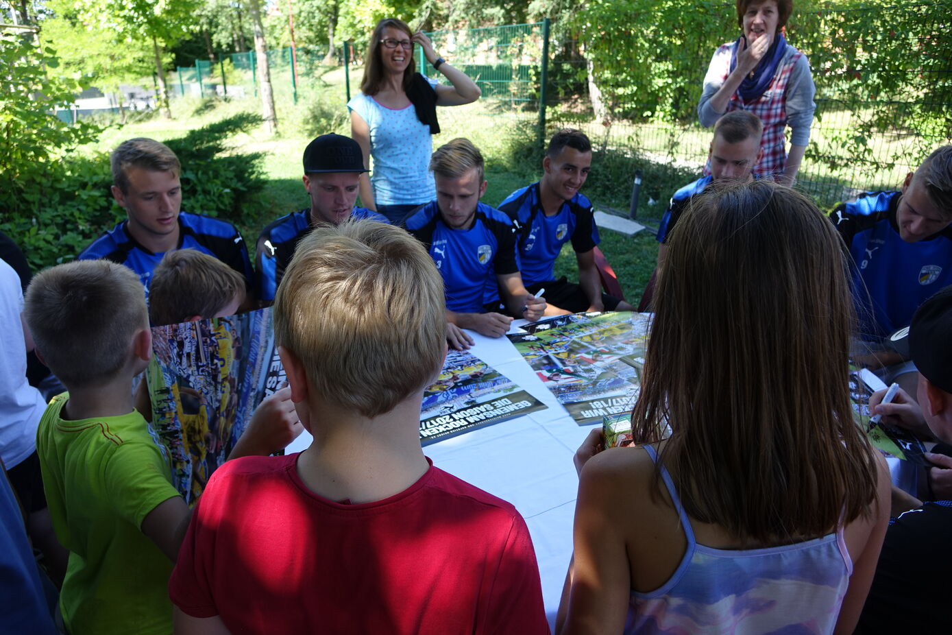 Fußballer des FC Carl Zeiss Jena besuchten Patienten der Klinik für Kinder- und Jugendpsychiatrie, Psychosomatik und Psychotherapie am UKJ. Foto: UKJ/Böttner