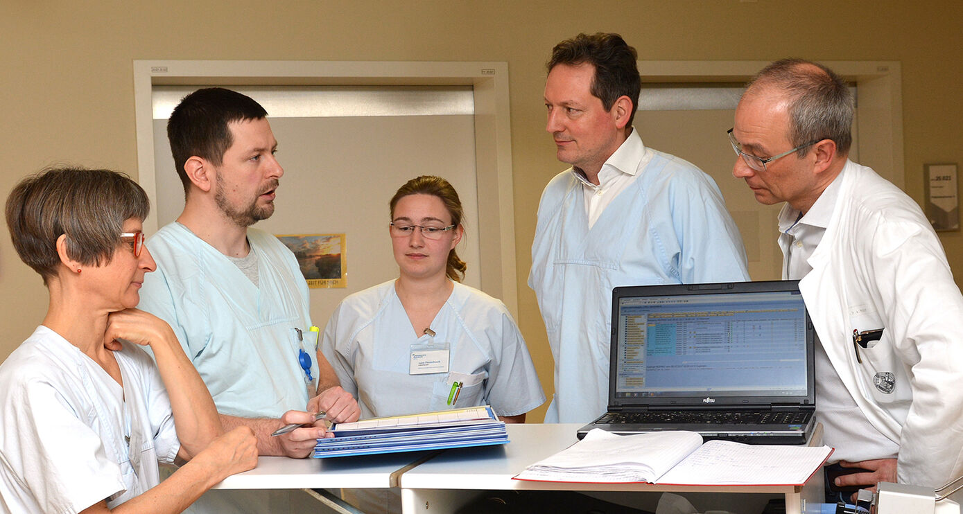 Dr. Eckart von Hirschhausen (2.v.r.) begleitete das Team der Jenaer Palliativstation bei der Visite. (Foto: UKJ/Schacke)