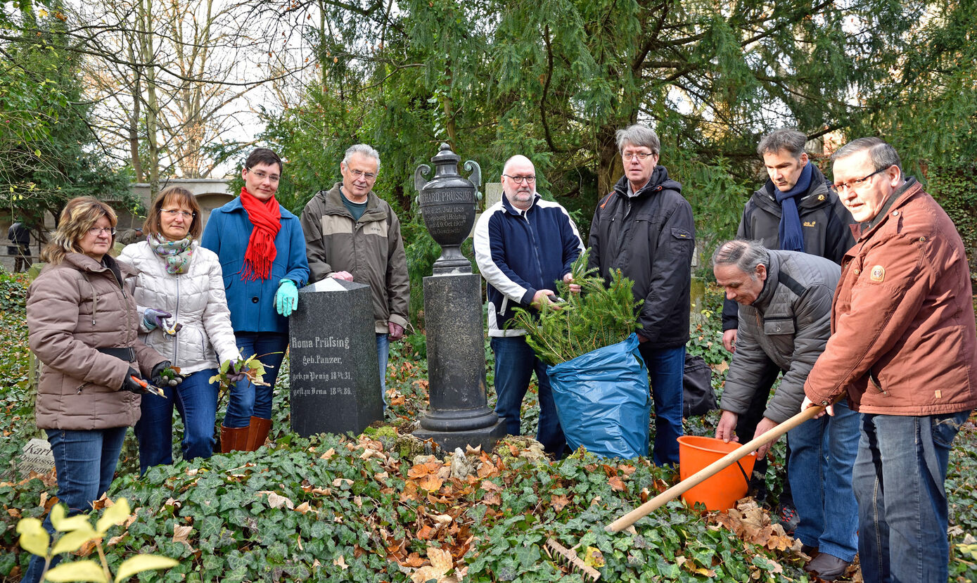 Einen besonderen Arbeitseinsatz auf dem Jenaer Johannisfriedhof hatte im November die Freizeitgruppe der Institutsambulanz der Klinik für Psychiatrie und Psychotherapie am Universitätsklinikum Jena (UKJ). (Foto: UKJ/Szabó)