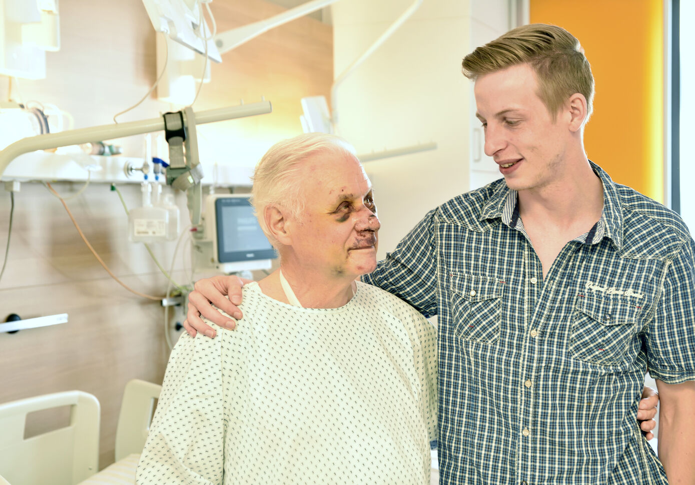 Der Lebensretter und der Gerettete: Herzpatient Konrad Horst Marstaller und Maximilian Kühnel auf der Station A440 für Herz-und  Gefäßpatienten im Universitätsklinikum Jena (UKJ). Foto: Szabó 