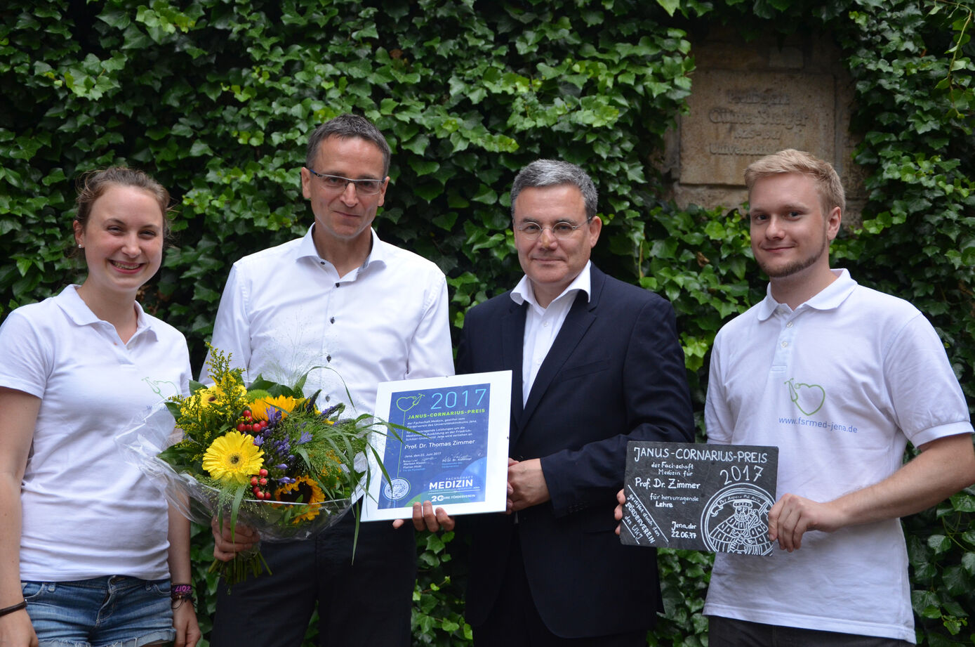 Die Fachschaftsmitglieder Marleen Kissel (l.) und Florian Hickl (r.) überreichten zusammen mit dem UKJ-Fördervereinsvorsitzenden PD Dr. Dr. Michael Kiehntopf den Lehrpreis 2017 an den Physiologen Prof. Dr. Thomas Zimmer. Bildquelle: Fachschaft Medizin.